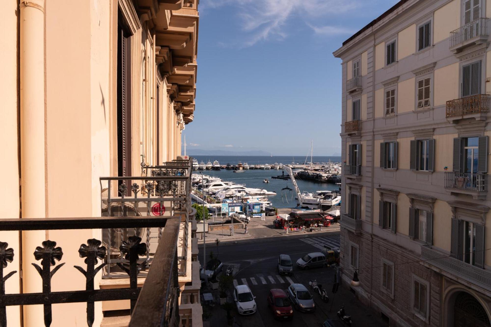 Caracciolo 13 Rooftop&Suites Napoli Esterno foto